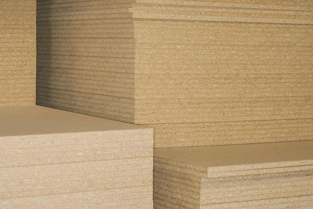 Lámina MDF vs. madera: ¿qué usar en tus proyectos de carpintería en Panamá?