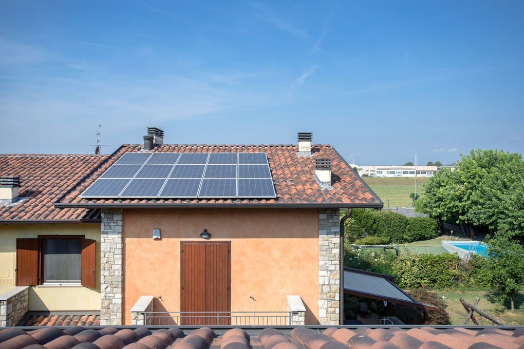 Panel solar para casa en Costa Rica: beneficios y ahorro a largo plazo