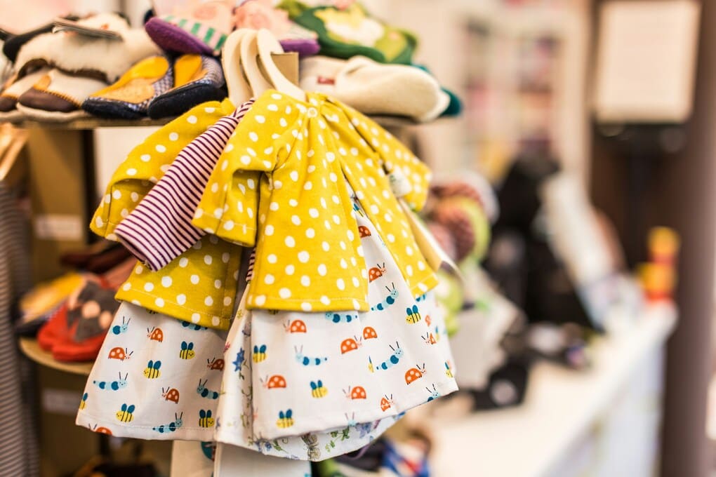 ¿Qué prendas fashion para niñas no deben faltar en su armario?